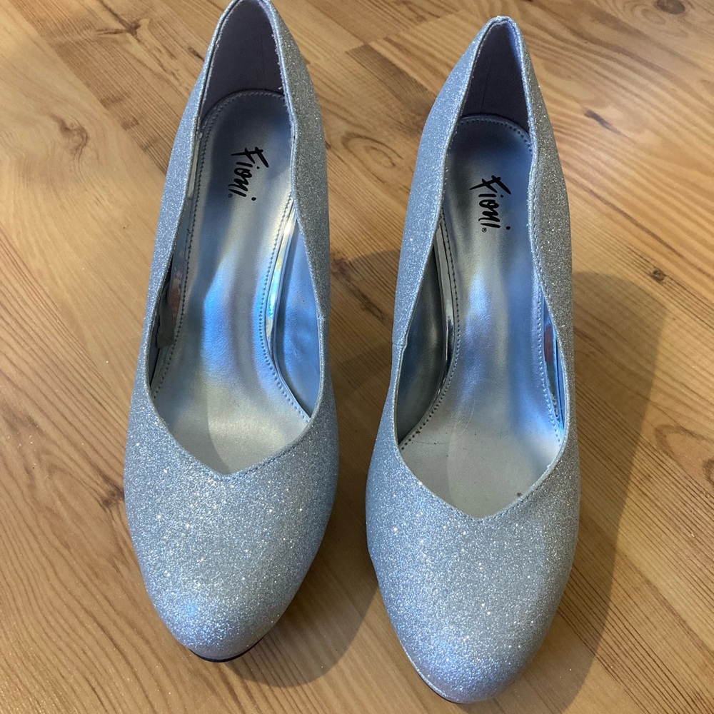 Fioni silver high heels Size 6W.